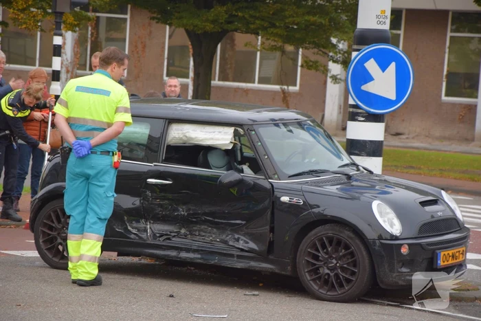 Flinke schade na botsing tussen twee personenautos