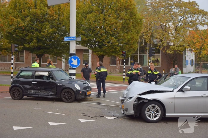 Flinke schade na botsing tussen twee personenautos
