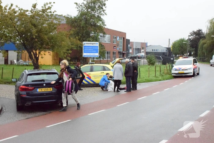 Scooterrijdster gaat onderuit door glad wegdek