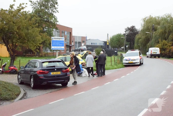 Scooterrijdster gaat onderuit door glad wegdek