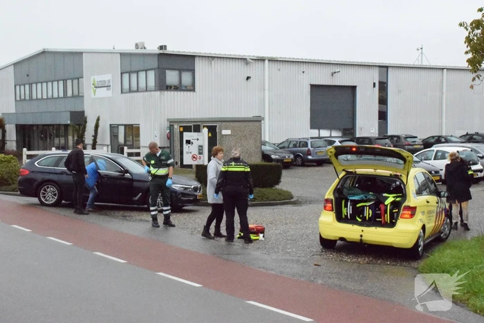 Scooterrijdster gaat onderuit door glad wegdek