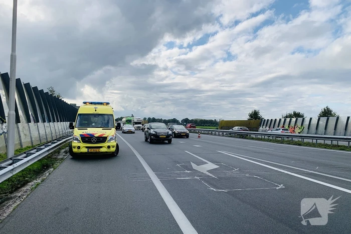 Auto botst achterop vrachtwagen