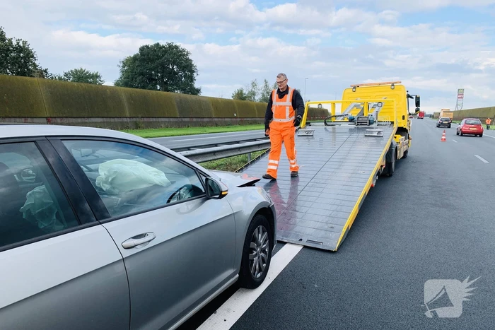 Auto botst achterop vrachtwagen