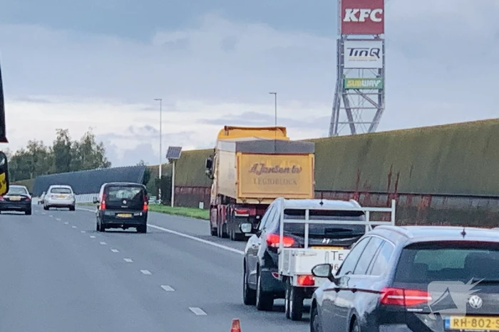 Auto botst achterop vrachtwagen