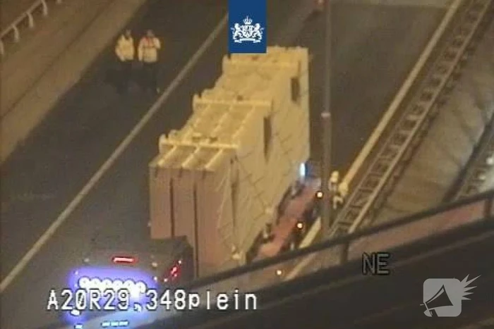 Vrachtwagen ramt viaduct bij knooppunt Kleinpolderplein