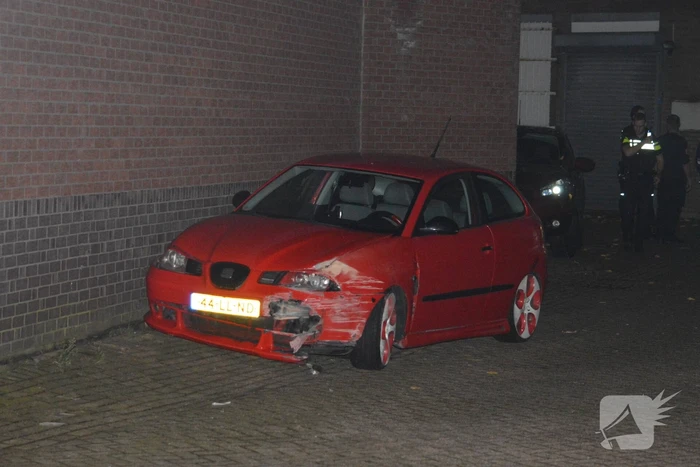 Auto botst tegen gevel van supermarkt, bestuurder gaat ervandoor