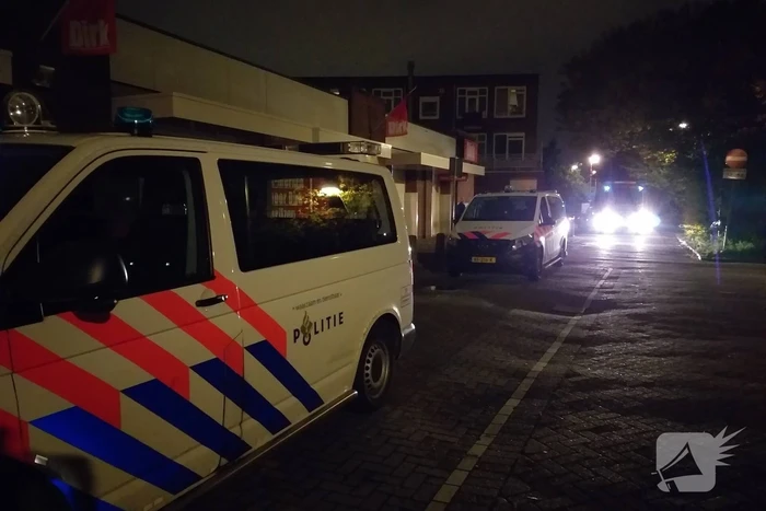 Auto botst tegen gevel van supermarkt, bestuurder gaat ervandoor