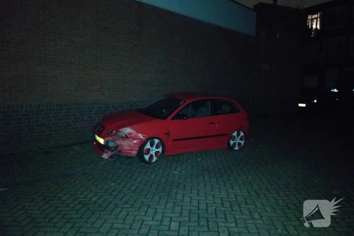 Auto botst tegen gevel van supermarkt, bestuurder gaat ervandoor