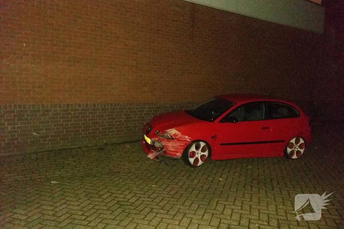 Auto botst tegen gevel van supermarkt, bestuurder gaat ervandoor