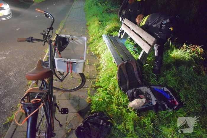 Zoektocht na vinden van fiets en persoonlijke spullen langs waterkant