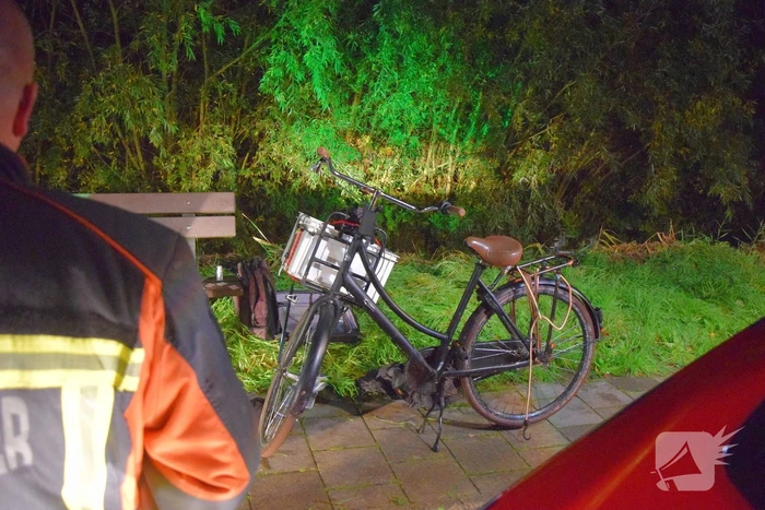 Zoektocht na vinden van fiets en persoonlijke spullen langs waterkant