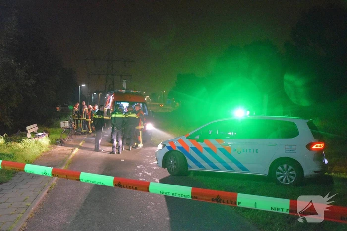 Zoektocht na vinden van fiets en persoonlijke spullen langs waterkant