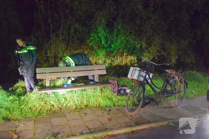 Zoektocht na vinden van fiets en persoonlijke spullen langs waterkant
