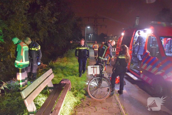 Zoektocht na vinden van fiets en persoonlijke spullen langs waterkant