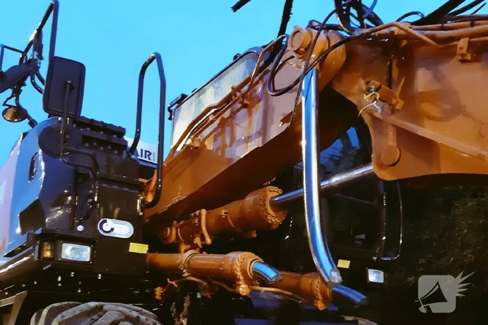 Chauffeur rijdt met trailer tegen viaduct