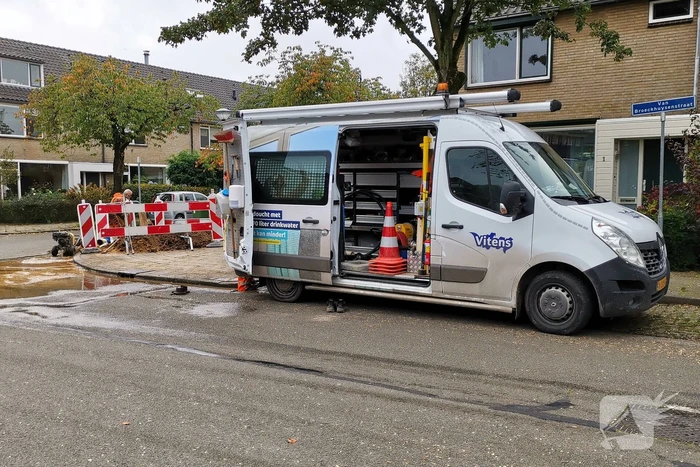 Straat blank bij waterlekkage