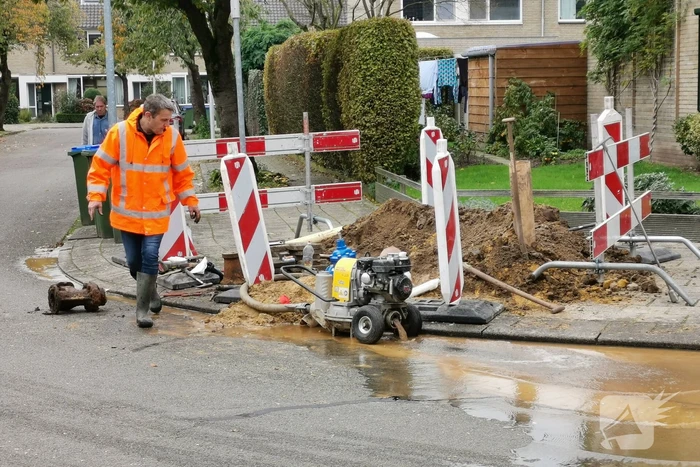 Straat blank bij waterlekkage