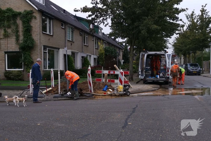 Straat blank bij waterlekkage
