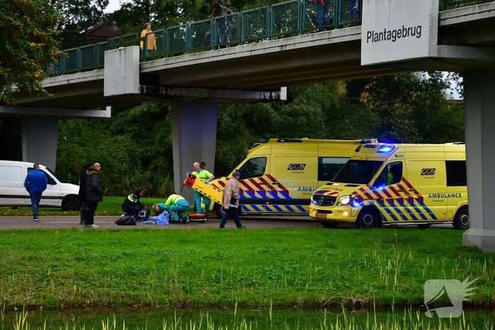 Persoon zwaargewond na val van brug