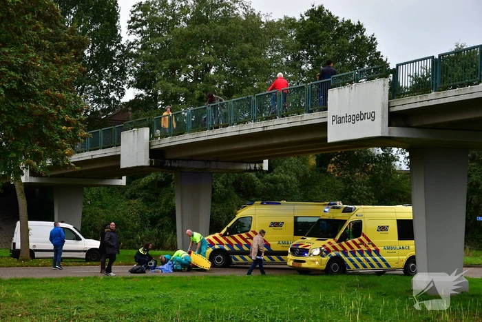 Persoon zwaargewond na val van brug