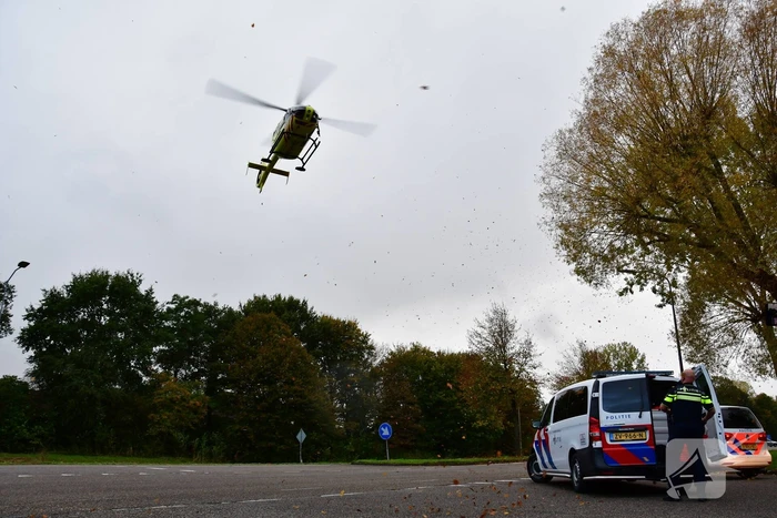 Persoon zwaargewond na val van brug