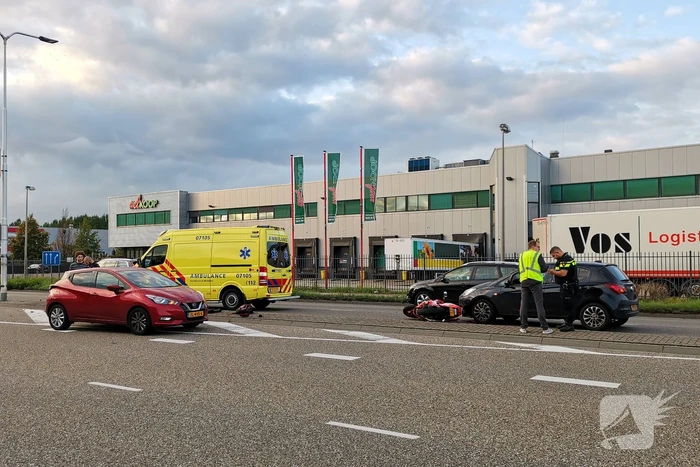 Motorrijder botst op autos en slaat over de kop