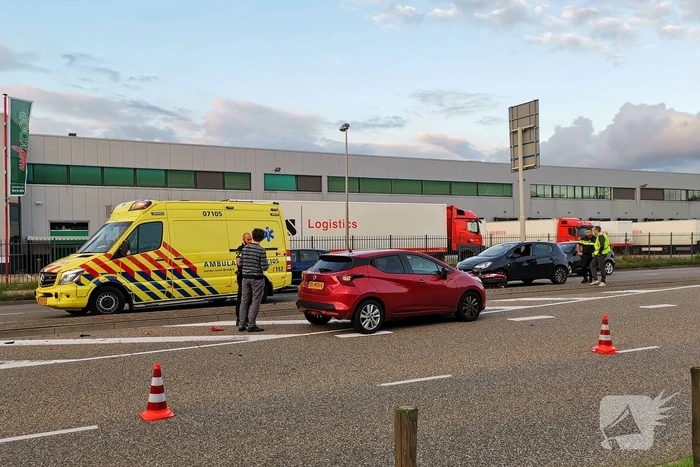Motorrijder botst op autos en slaat over de kop