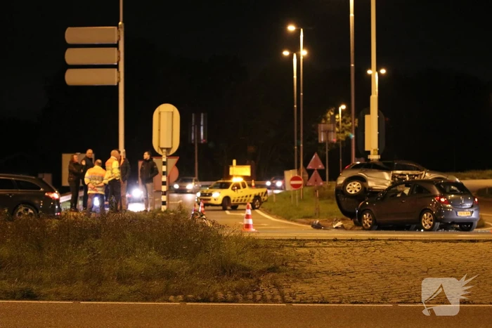 Auto schiet onder andere auto op kruising