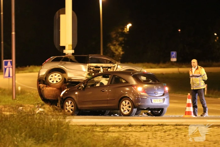 Auto schiet onder andere auto op kruising