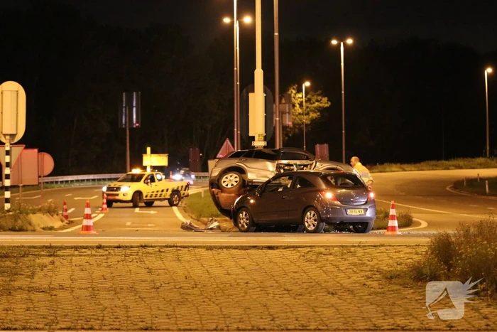 Auto schiet onder andere auto op kruising