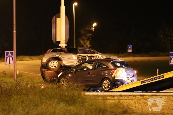 Auto schiet onder andere auto op kruising