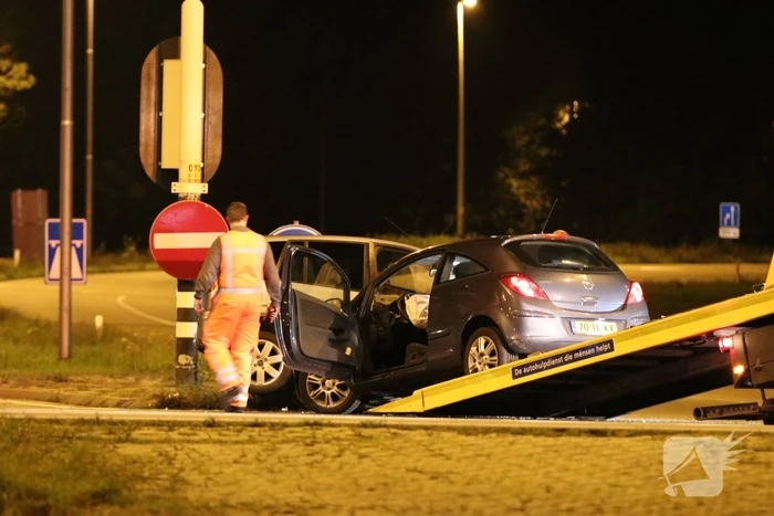 Auto schiet onder andere auto op kruising