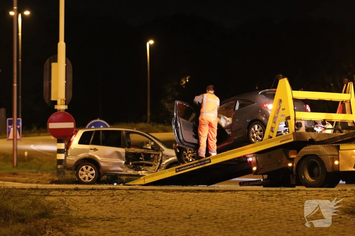 Auto schiet onder andere auto op kruising
