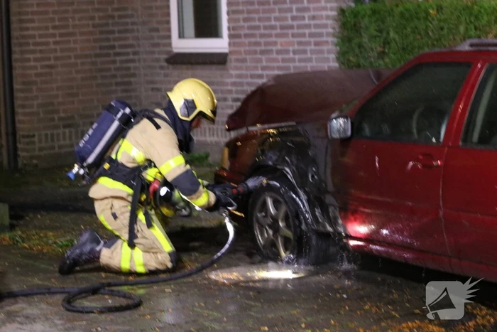 Auto flink beschadigd na brand in motorruim
