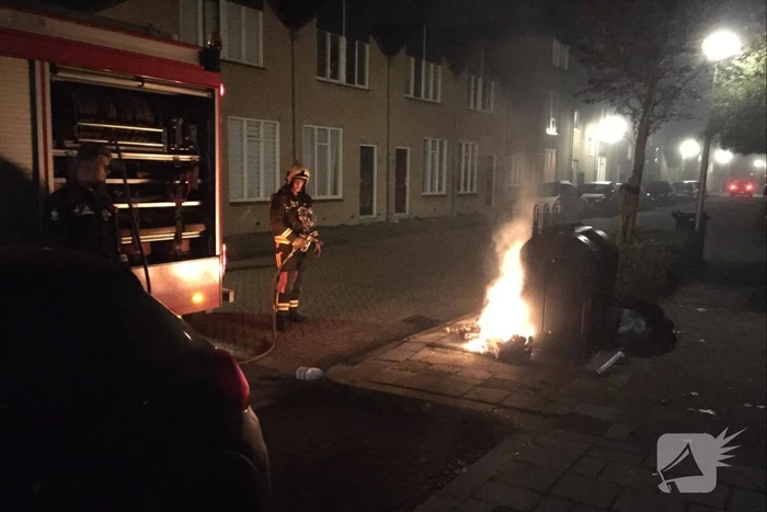 Brand naast ondergrondse container aangestoken