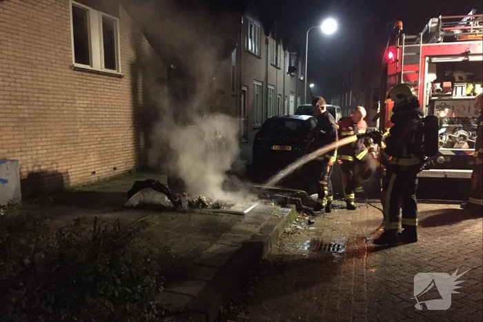 Brand naast ondergrondse container aangestoken