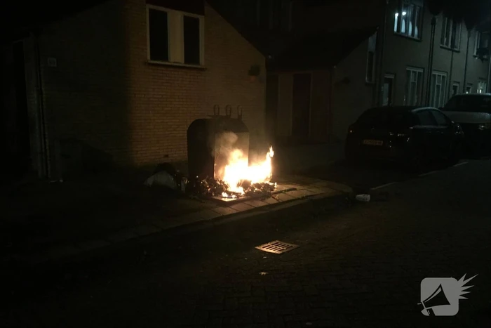 Brand naast ondergrondse container aangestoken