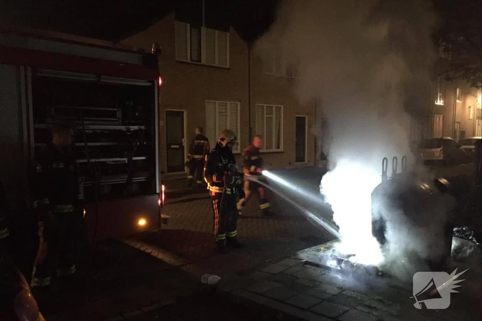 Brand naast ondergrondse container aangestoken