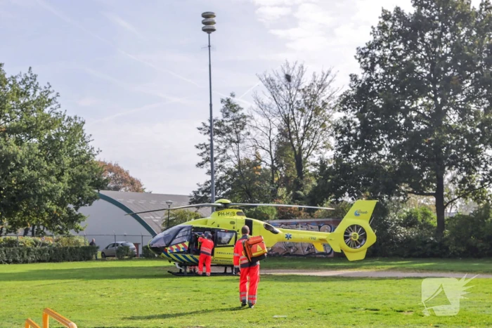 Man op speed-pedelec zwaargewond na botsing tegen autoportier