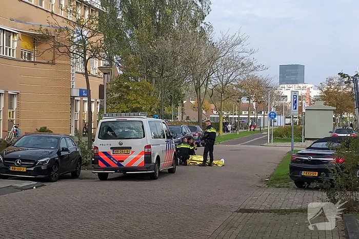 Vrouw valt uit scootmobiel en raakt gewond