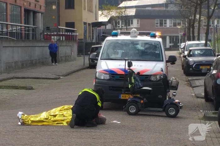 Vrouw valt uit scootmobiel en raakt gewond