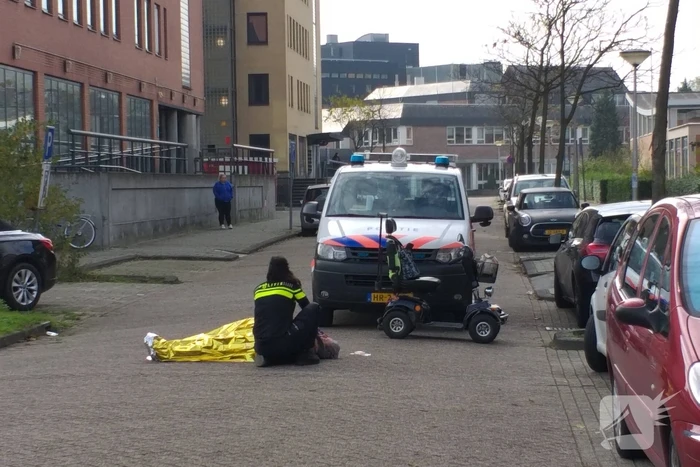 Vrouw valt uit scootmobiel en raakt gewond