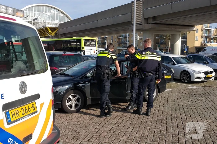 Man aangehouden na vondst vuurwapen in auto