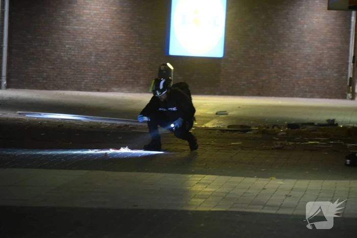 Ravage na plofkraak, winkelcentrum en 14 woningen ontruimd
