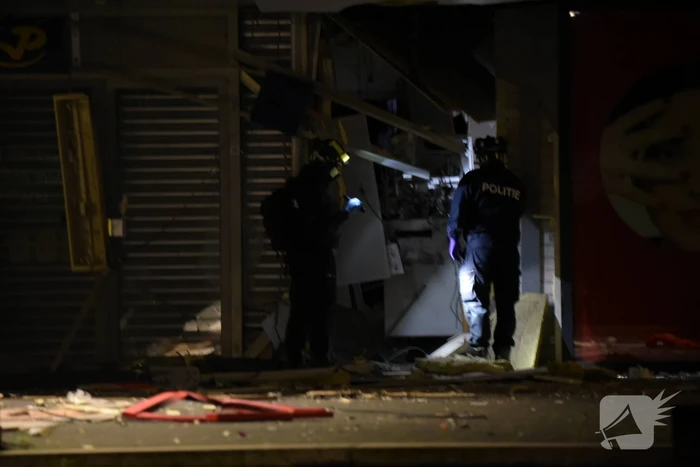 Ravage na plofkraak, winkelcentrum en 14 woningen ontruimd