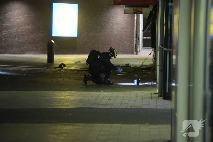 Ravage na plofkraak, winkelcentrum en 14 woningen ontruimd