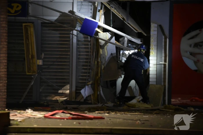 Ravage na plofkraak, winkelcentrum en 14 woningen ontruimd
