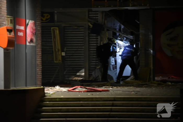 Ravage na plofkraak, winkelcentrum en 14 woningen ontruimd