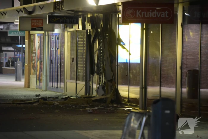 Ravage na plofkraak, winkelcentrum en 14 woningen ontruimd