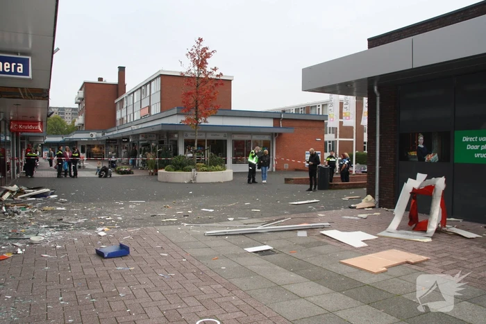 Enorme ravage bij daglicht plofkraak ING-bank